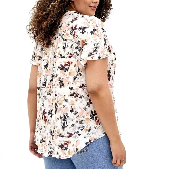 Torrid Georgette Keyhole Flutter Sleeve Blouse - Picture 2 of 10